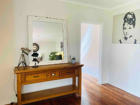 D122 Lovely London Home - Maitland Accommodation 1
