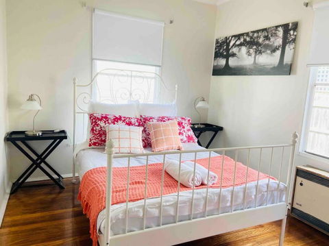 D122 Lovely London Home - Maitland Accommodation 3