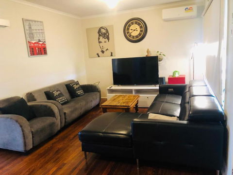 D122 Lovely London Home - Maitland Accommodation 2