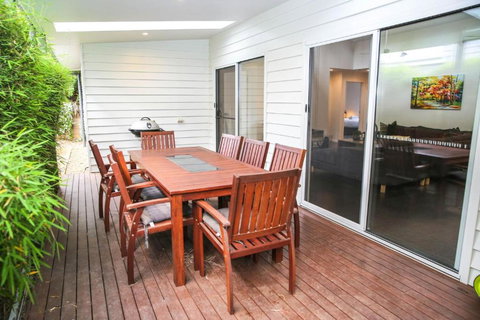 Decked Out At Bright - Maitland Accommodation 3