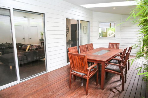 Decked Out At Bright - Maitland Accommodation 4