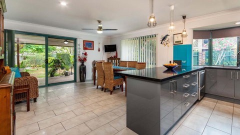Delightful Duplex On Rose Ct, Bongaree - Maitland Accommodation 2