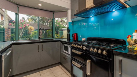 Delightful Duplex On Rose Ct, Bongaree - Maitland Accommodation 1