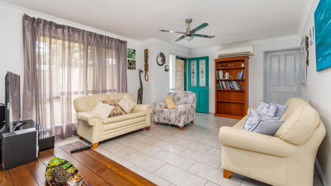 Delightful Duplex On Rose Ct, Bongaree - Maitland Accommodation 3