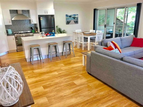 DELUXE Escape! Central, NEW & Spacious 3 Bed - Maitland Accommodation 0