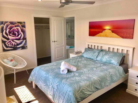 DELUXE Escape! Central, NEW & Spacious 3 Bed - Maitland Accommodation 2