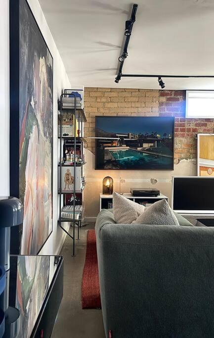 Designer Warehouse Conversion In Fitzroy - Parking - Maitland Accommodation 1