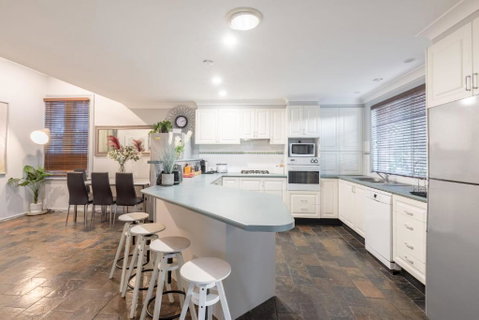 Detached Double Room - Seconds To Transport - Close To China Town - Shared Bathroom - Maitland Accommodation 4