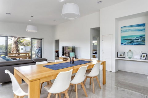 Diamond Bay Beach House: Brand New - Maitland Accommodation 0
