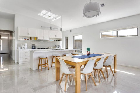 Diamond Bay Beach House: Brand New - Maitland Accommodation 2