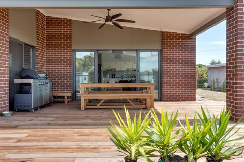 Diamond Bay Beach House: Brand New - Maitland Accommodation 1