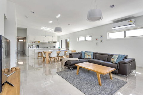 Diamond Bay Beach House: Brand New - Maitland Accommodation 4