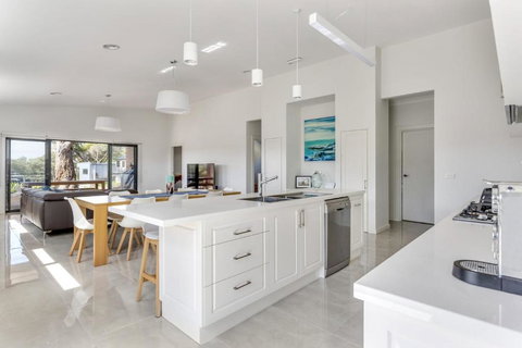 Diamond Bay Beach House: Brand New - Maitland Accommodation 3