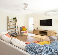 3 Bedroom Apartment Minutes from Main Beach - Maitland Accommodation