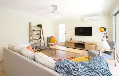 3 Bedroom Apartment Minutes From Main Beach - Maitland Accommodation 0