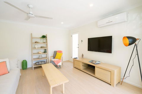 3 Bedroom Apartment Minutes From Main Beach - Maitland Accommodation 1