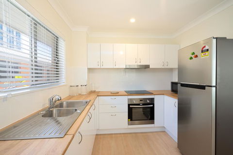 3 Bedroom Apartment Minutes From Main Beach - Maitland Accommodation 2