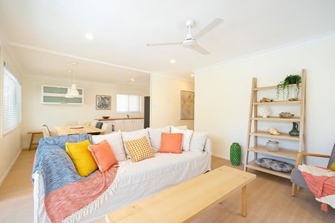 3 Bedroom Apartment Minutes From Main Beach - Maitland Accommodation 3