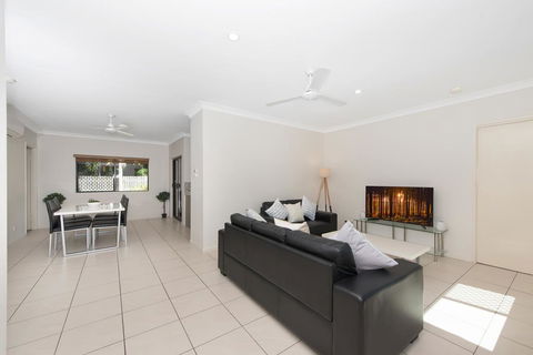 3 Bedroom Central Home - Maitland Accommodation 2