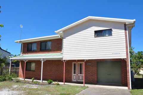 31 Bombala Crescent - Two Storey Home With Covered Outdoor Deck, Fully Fenced Backyard. Pet Friendly - Maitland Accommodation 3