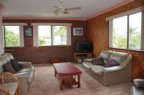 31 Bombala Crescent - Two Storey Home With Covered Outdoor Deck, Fully Fenced Backyard. Pet Friendly - Maitland Accommodation 2