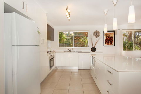35 Santa Monica Avenue Coolum Beach, Pet Friendly, Linen Included - Maitland Accommodation 3