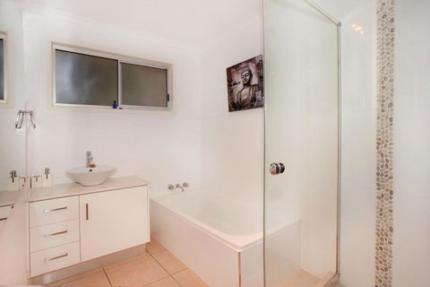 35 Santa Monica Avenue Coolum Beach, Pet Friendly, Linen Included - Maitland Accommodation 1