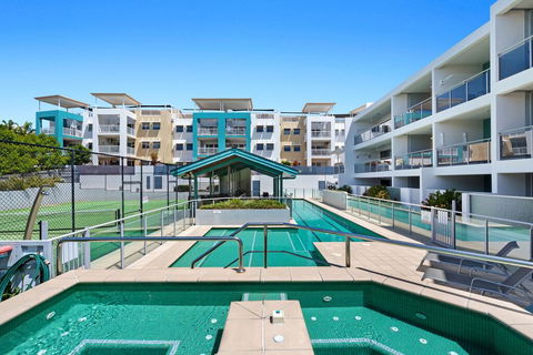 3BR Coolum Beach , Rooftop Terrace, Spa, Tennis, Pool - Maitland Accommodation 2