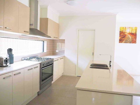 4 Bed 2 And A Half Bath Luxury Villa In Point Cook - Maitland Accommodation 2