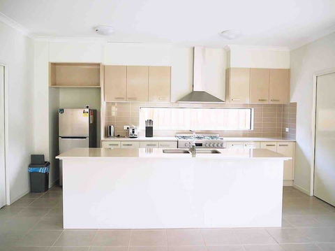 4 Bed 2 And A Half Bath Luxury Villa In Point Cook - Maitland Accommodation 1