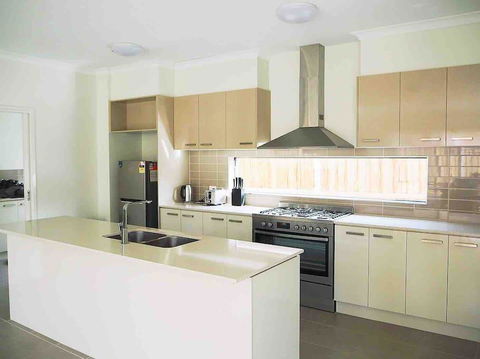 4 Bed 2 And A Half Bath Luxury Villa In Point Cook - Maitland Accommodation 3