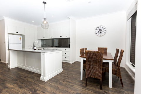 4 Bedroom Inner City Townhouse - SLEEPS 9 !! - Maitland Accommodation 3