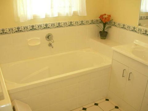 4 Boronia Place - Rainbow Beach, Perfect, Convenient Location, Fenced Yard - Maitland Accommodation 2