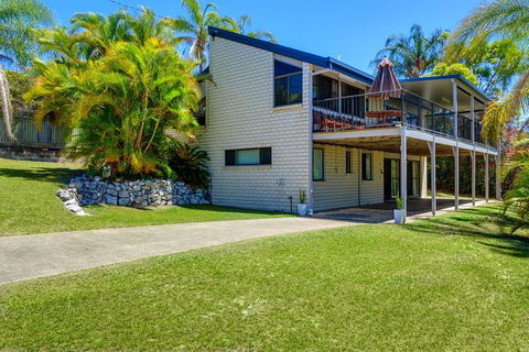40 Rumbalara Avenue - Rainbow Beach, Entertain On The Spacious Verandah Overlooking Beautiful Rainbow Beach - Maitland Accommodation 0
