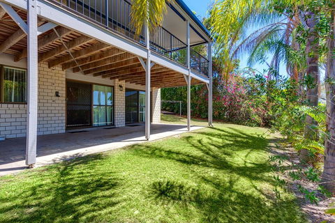 40 Rumbalara Avenue - Rainbow Beach, Entertain On The Spacious Verandah Overlooking Beautiful Rainbow Beach - Maitland Accommodation 2