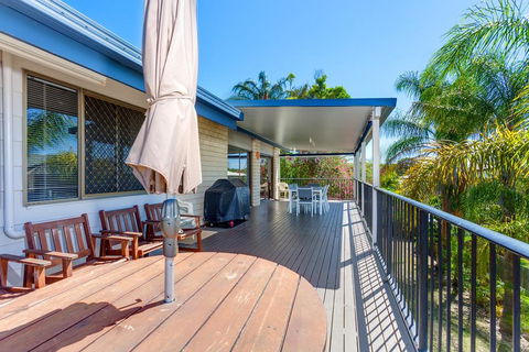 40 Rumbalara Avenue - Rainbow Beach, Entertain On The Spacious Verandah Overlooking Beautiful Rainbow Beach - Maitland Accommodation 1