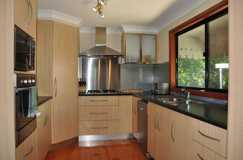 43 Double Island Drive - Two Level Holiday Home With Swimming Pool. Located Close To Beach And CBD - Maitland Accommodation 3