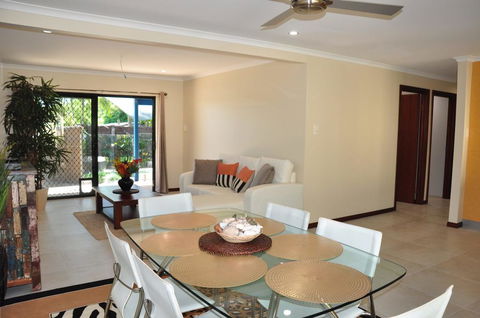 43 Double Island Drive - Two Level Holiday Home With Swimming Pool. Located Close To Beach And CBD - Maitland Accommodation 1