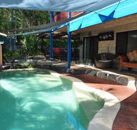 43 Double Island Drive - Two level holiday home with swimming pool. Located close to beach and CBD - Maitland Accommodation