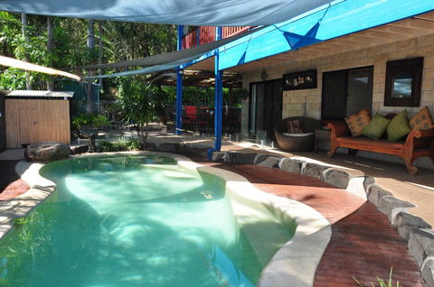 43 Double Island Drive - Two Level Holiday Home With Swimming Pool. Located Close To Beach And CBD - Maitland Accommodation 0