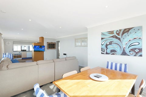 45 Hillside Cres Beach House - Maitland Accommodation 3
