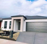 4Bed 2Bath Cozy Guesthouse in Tarneit - Maitland Accommodation