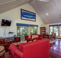 6 Ilmenite Avenue - Coastal beach shack within walking distance to patrolled beach and CBD - Maitland Accommodation