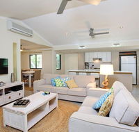 6 Orania Court - Rainbow Shores Absolutely gorgeous beach side property within 200 metres walk to the beach - Maitland Accommodation