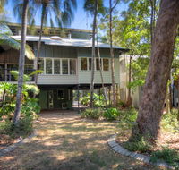 6 Satinwood Drive - Rainbow Shores Stylish Beach House Free WiFi - Maitland Accommodation