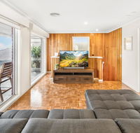 6-bed Oceanfront House with Jacuzzi Games Parking - Maitland Accommodation