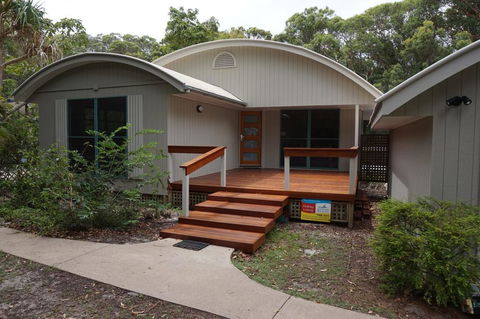 7 Belle Court - Rainbow Shores, Huge Beach House, Ducted Air Con, Pets Welcome - Maitland Accommodation 0