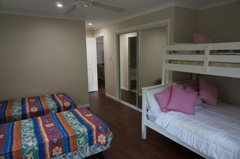 7 Belle Court - Rainbow Shores, Huge Beach House, Ducted Air Con, Pets Welcome - Maitland Accommodation 1