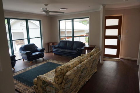 7 Belle Court - Rainbow Shores, Huge Beach House, Ducted Air Con, Pets Welcome - Maitland Accommodation 2
