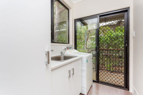 8 Ibis Court - Rainbow Shores, Swimming Pool, Walk To Beach, Executive Beach House - Maitland Accommodation 2